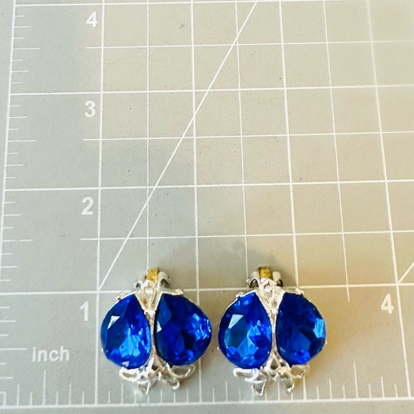 Vintage Blue Crystal Clip Earrings - Picture 4 of 12